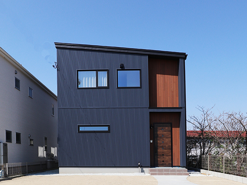 Do-Box：高台の青空に映える家。