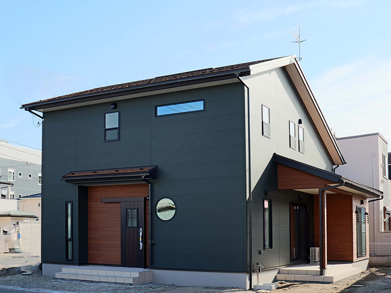 丸い窓×愛らしいカラーとパターンに囲まれた家。