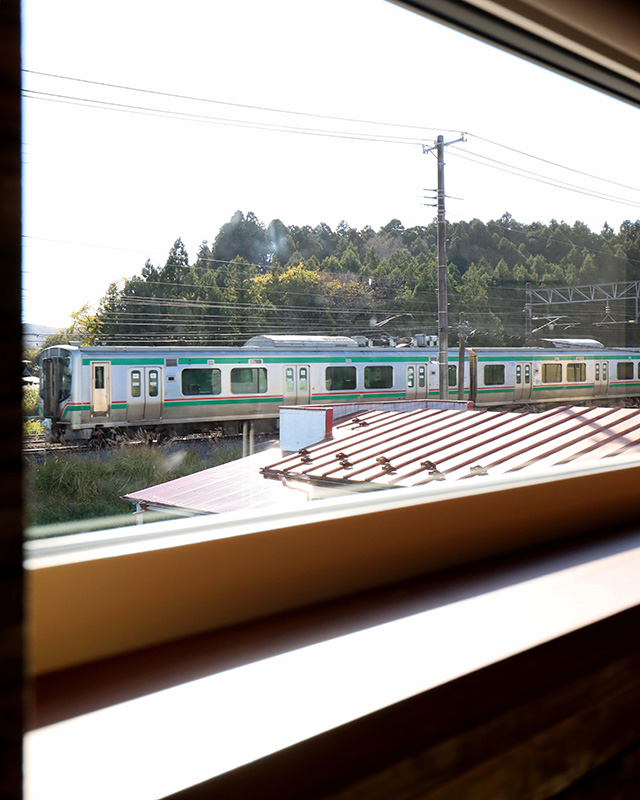 窓から見える電車