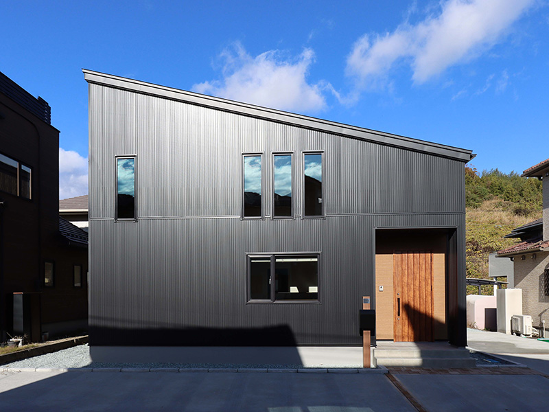 片流れ屋根×ブラックガルバ、そして絶妙な窓配置がかっこいい平屋風の家。